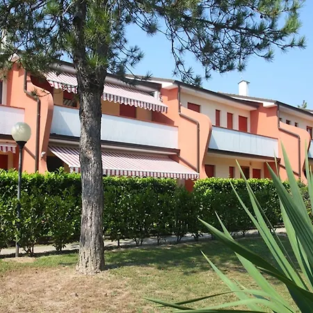 Functional Flat In A Fantastic With Pool Bibione