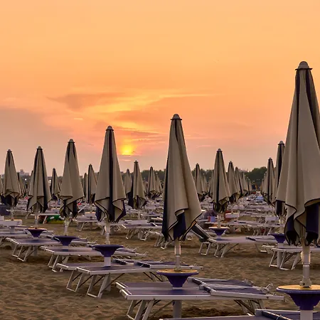 Functional Flat In A Fantastic With Pool Bibione